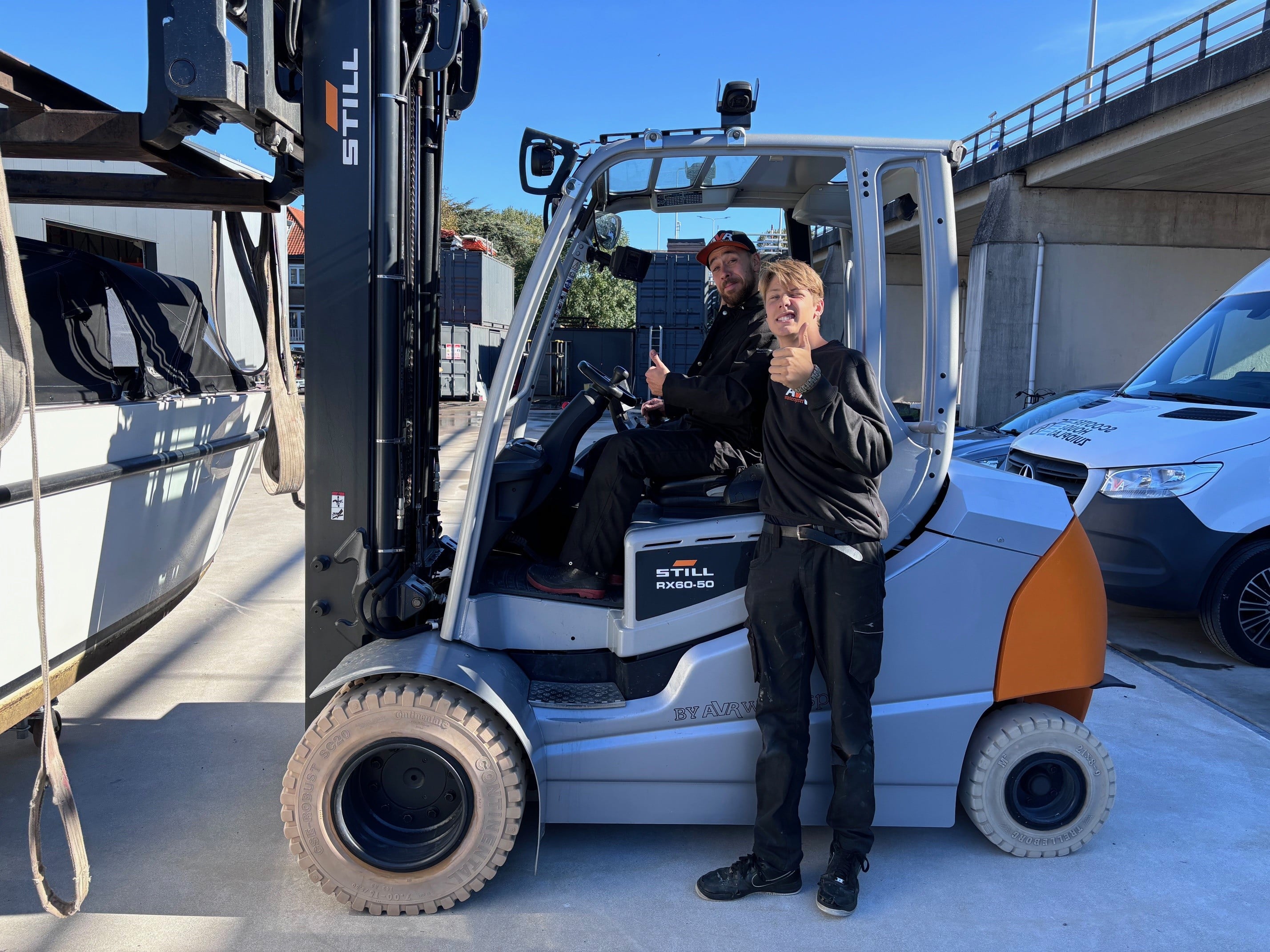 Boot op een heftruck bij AVR Watersport