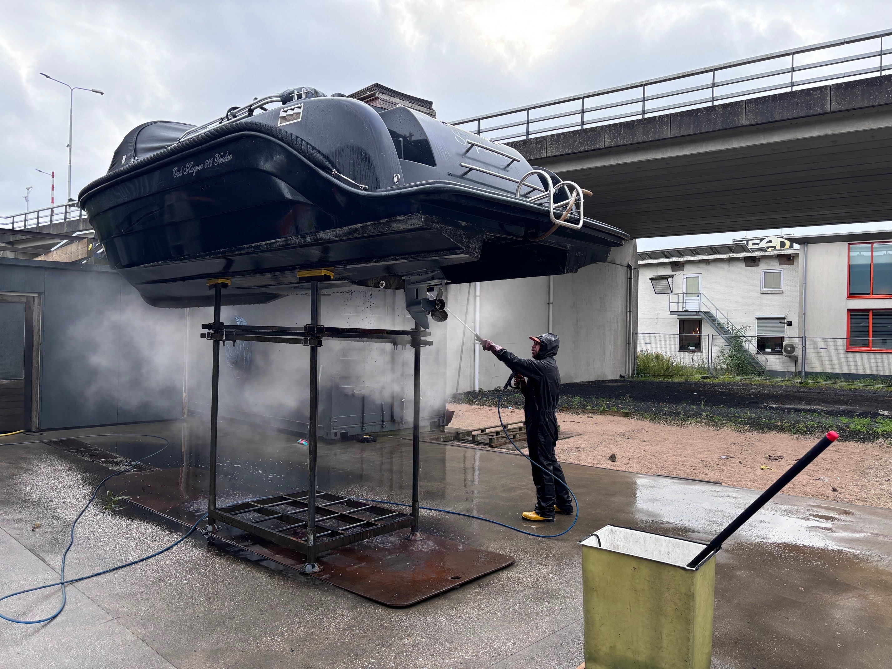 Boot wordt schoongespoten bij de winterstalling